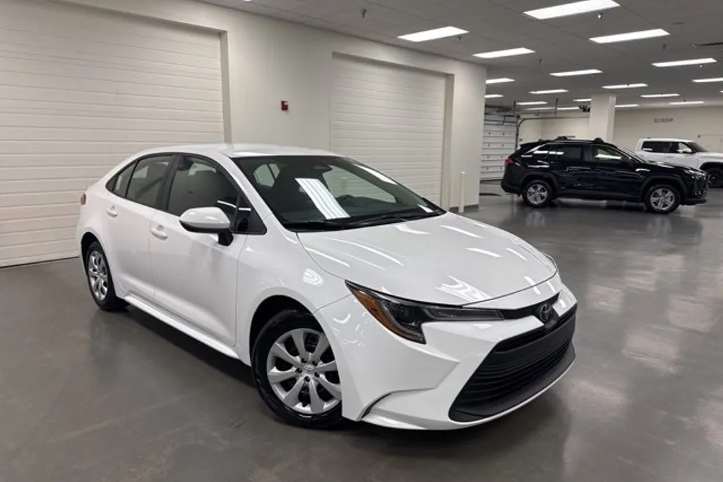 2024 Toyota Corolla LE photo 1