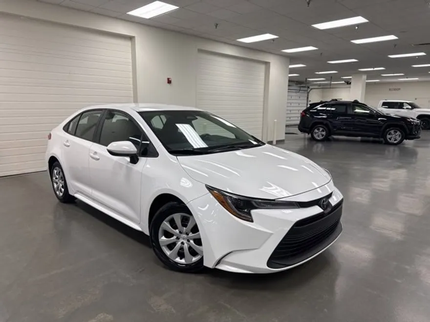 2024 Toyota Corolla LE photo 1