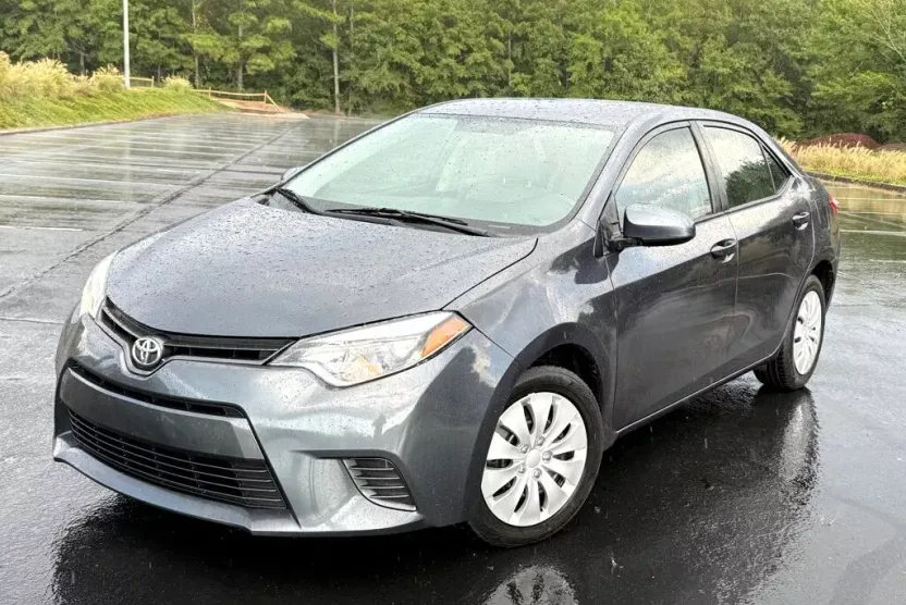2016 Toyota Corolla LE photo 1