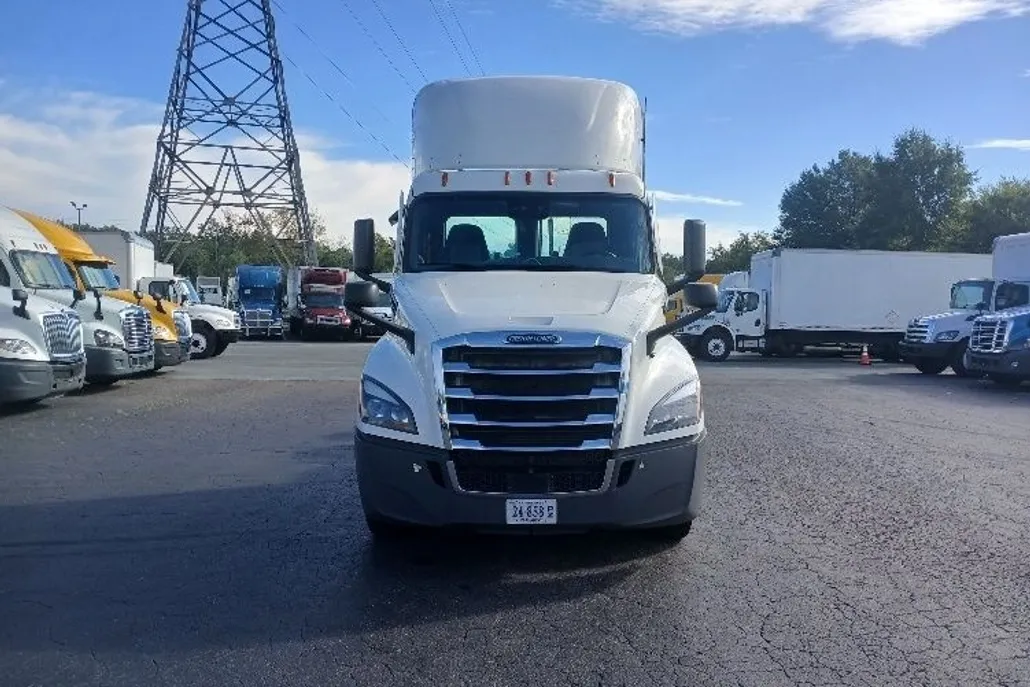 2020 Freightliner Cascadia 126" Day cab photo 1