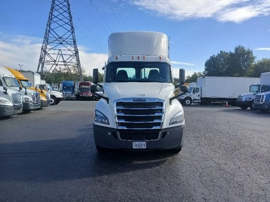 2020 Freightliner Cascadia 126" Day cab photo 1