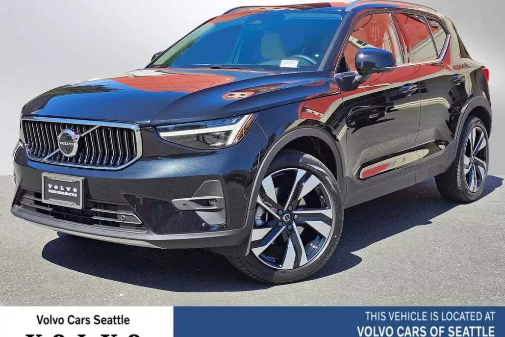 2025 Volvo XC40 photo 1