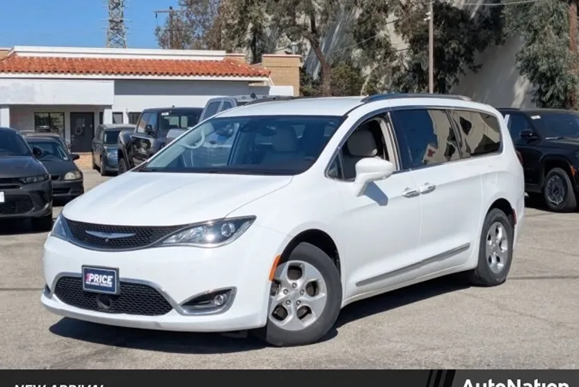 2017 Chrysler Pacifica Touring Plus photo 1