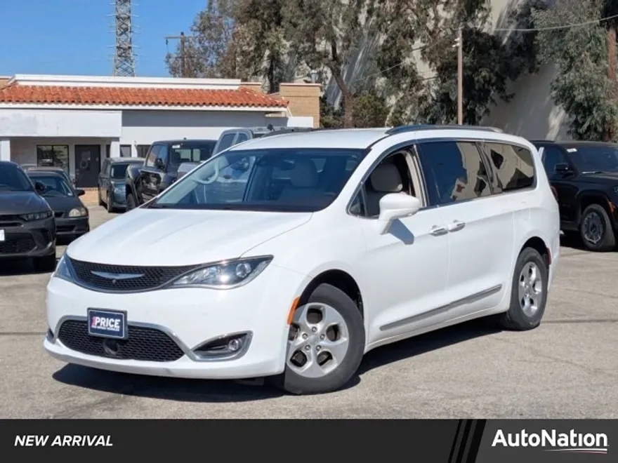2017 Chrysler Pacifica Touring Plus photo 1