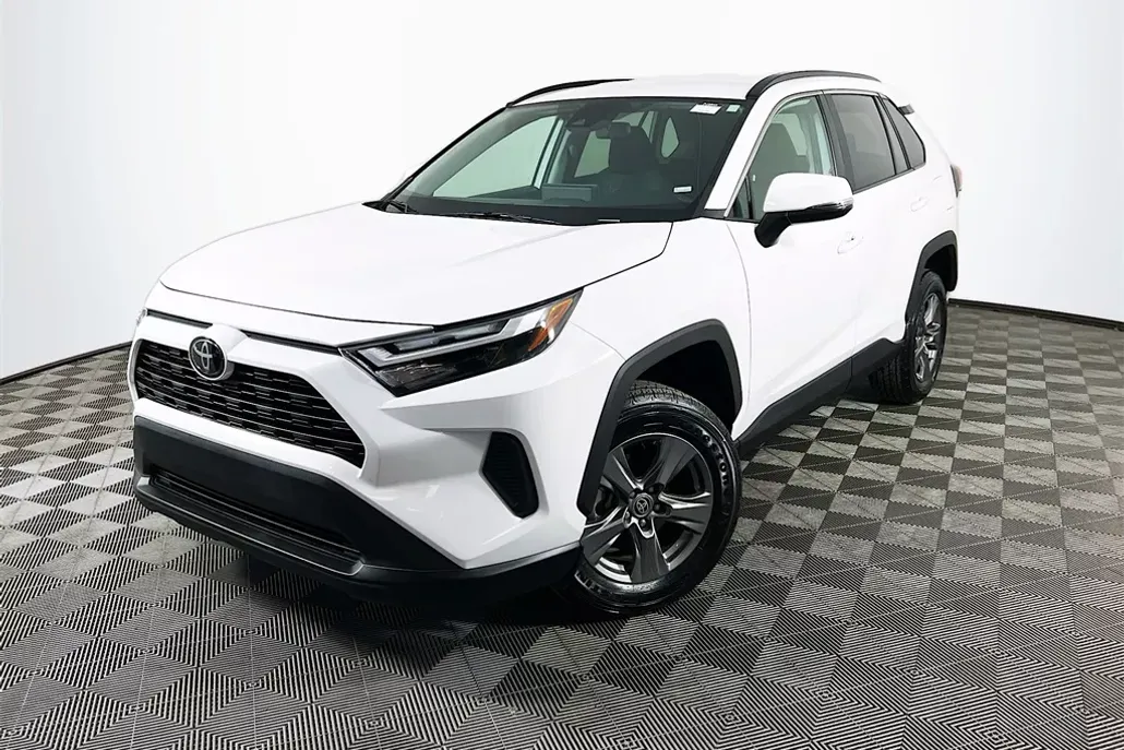 2024 Toyota RAV4 XLE photo 1