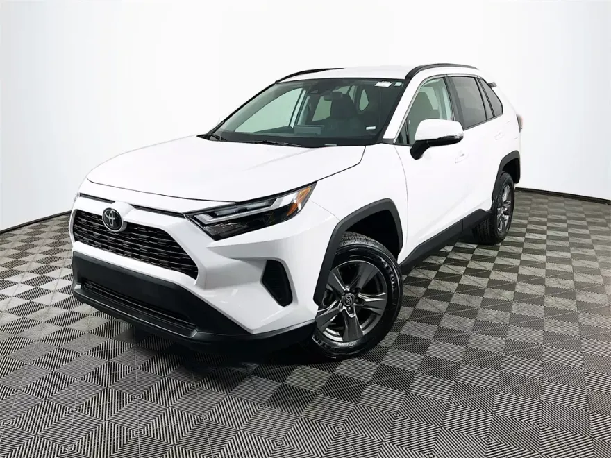 2024 Toyota RAV4 XLE photo 1