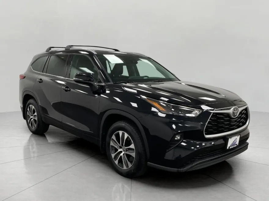 2022 Toyota Highlander XLE photo 1