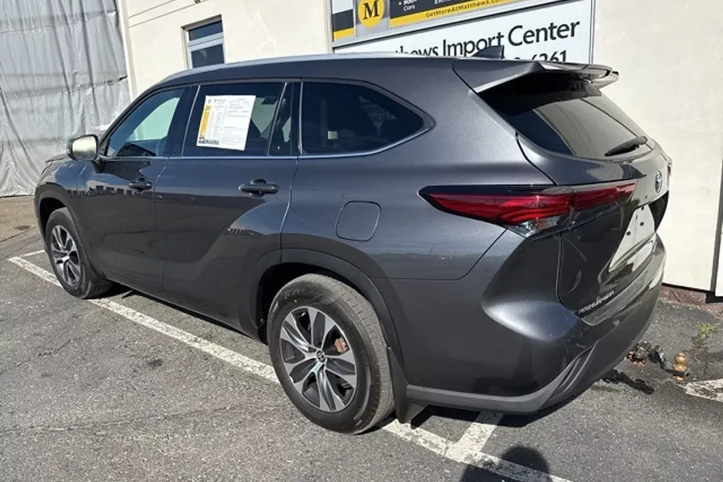 2022 Toyota Highlander XLE photo 1