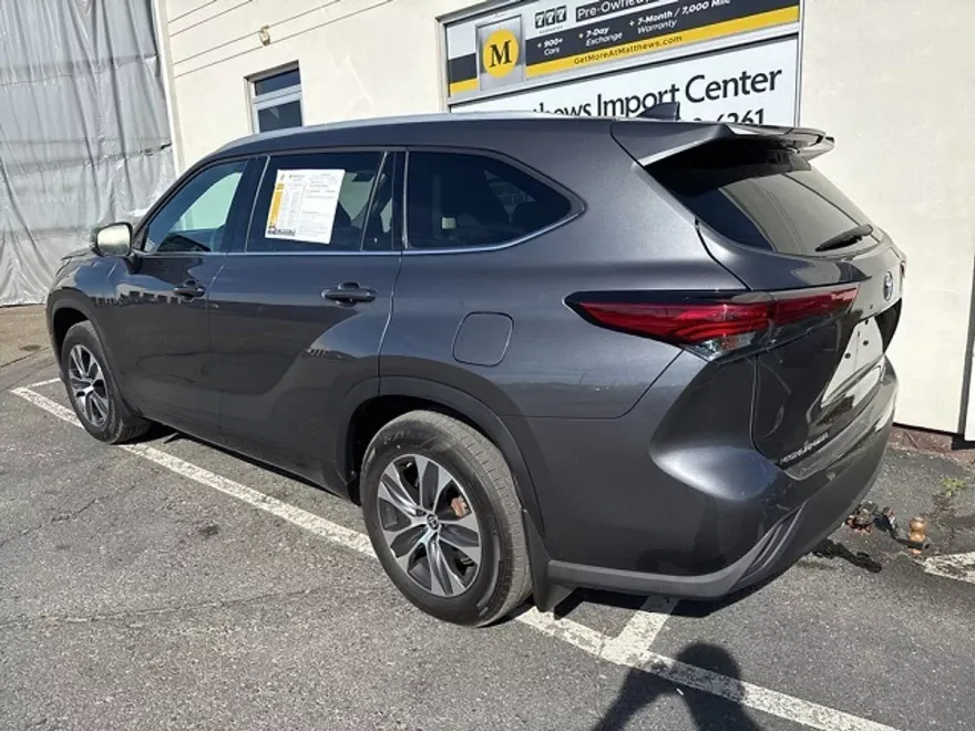 2022 Toyota Highlander XLE photo 1
