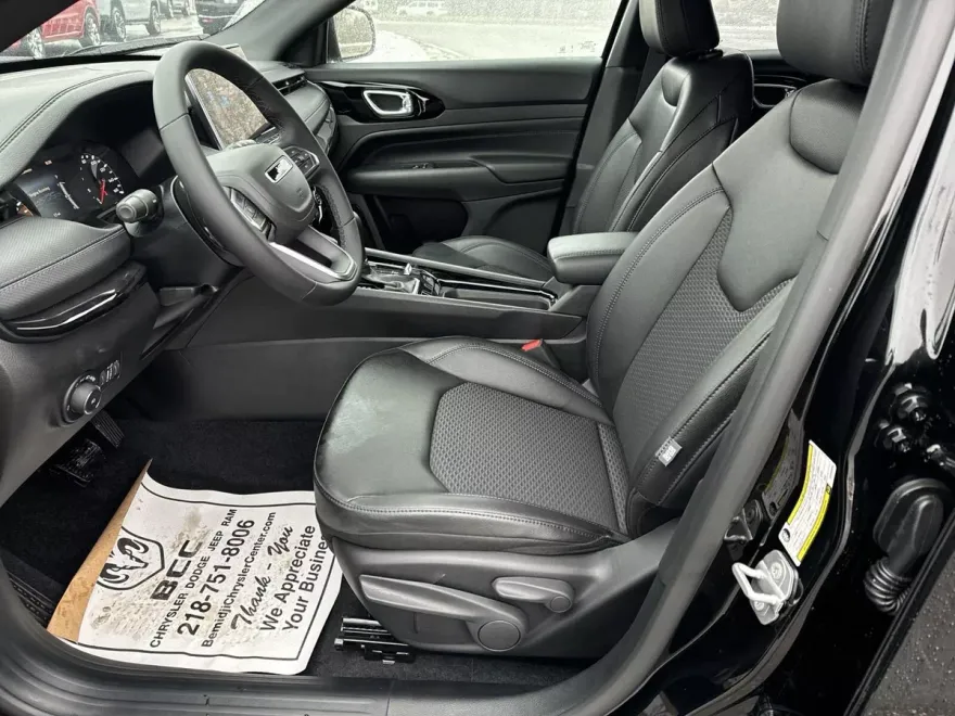 2025 Jeep Compass Latitude photo 4
