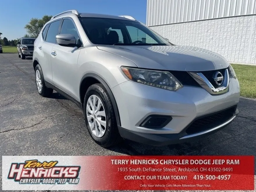 2016 Nissan Rogue SV photo 1