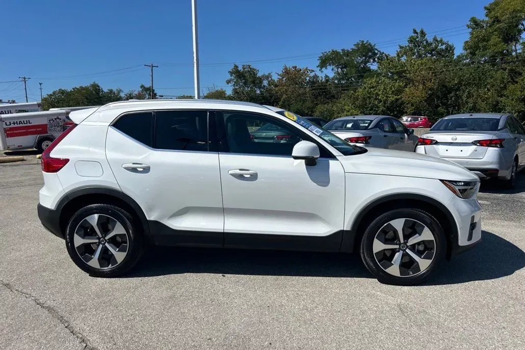 2023 Volvo XC40 Plus photo 1