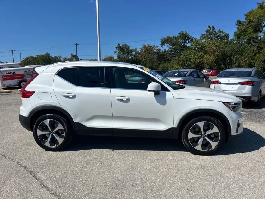 2023 Volvo XC40 Plus photo 1