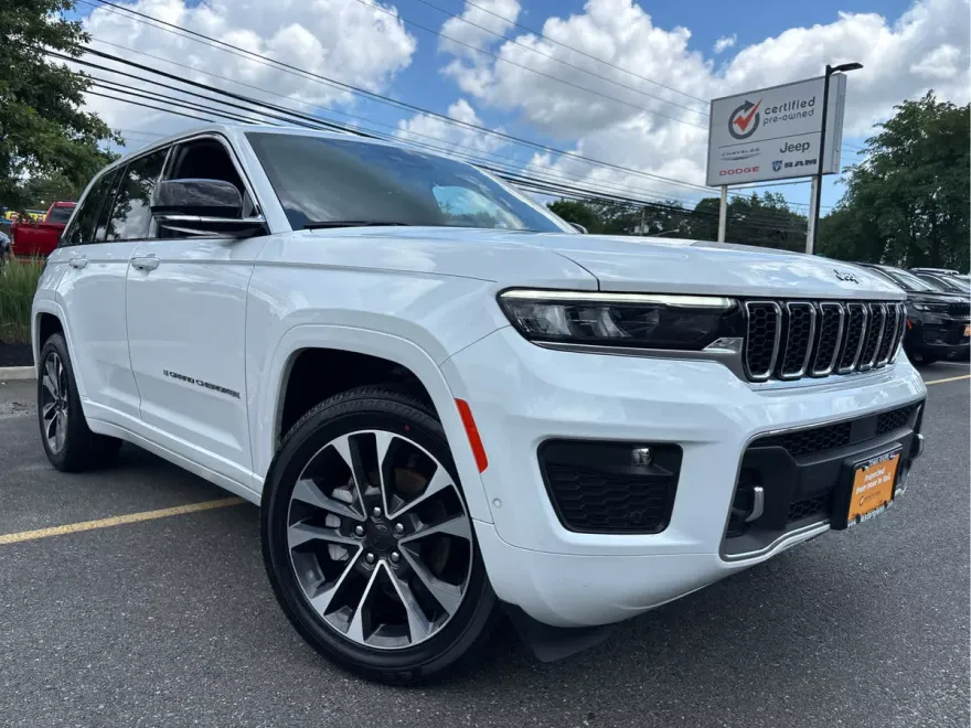 2023 Jeep Grand Cherokee Overland photo 1