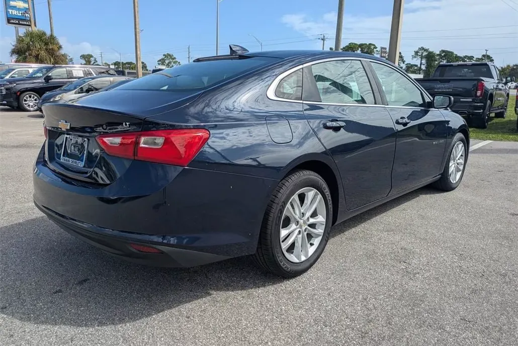 2018 Chevrolet Malibu 1LT photo 1