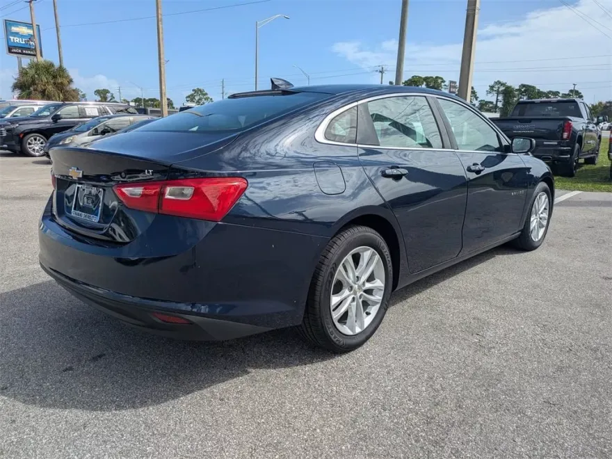 2018 Chevrolet Malibu 1LT photo 1