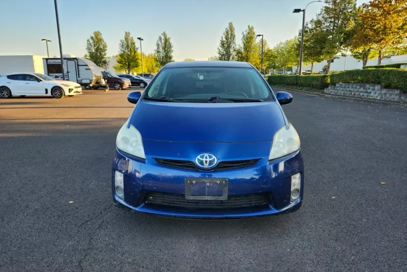 2010 Toyota Prius Three photo 1