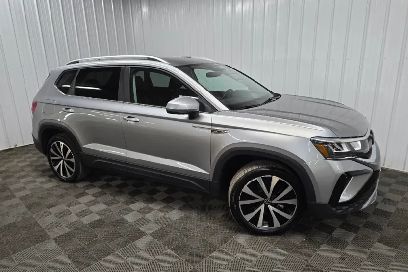 2024 Volkswagen Taos SE photo 1