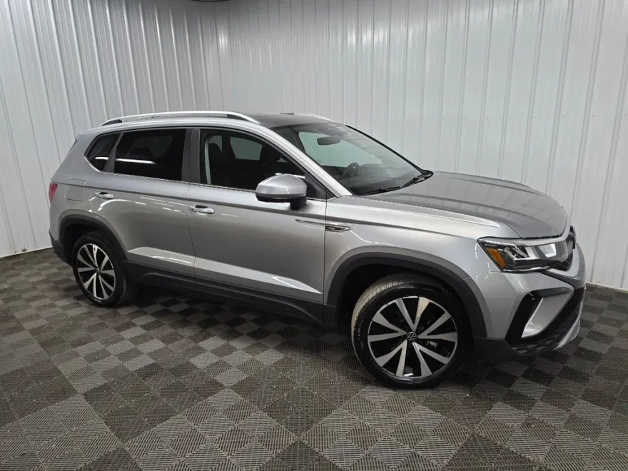 2024 Volkswagen Taos SE photo 1