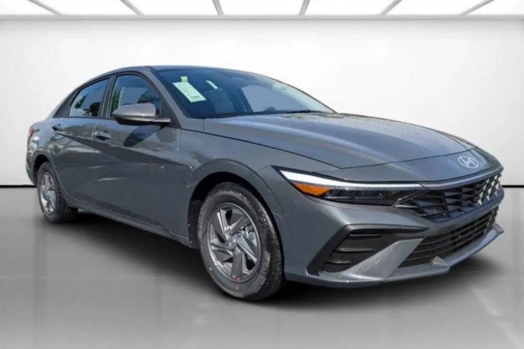 2025 Hyundai Elantra SE photo 1