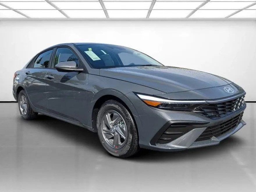 2025 Hyundai Elantra SE photo 1