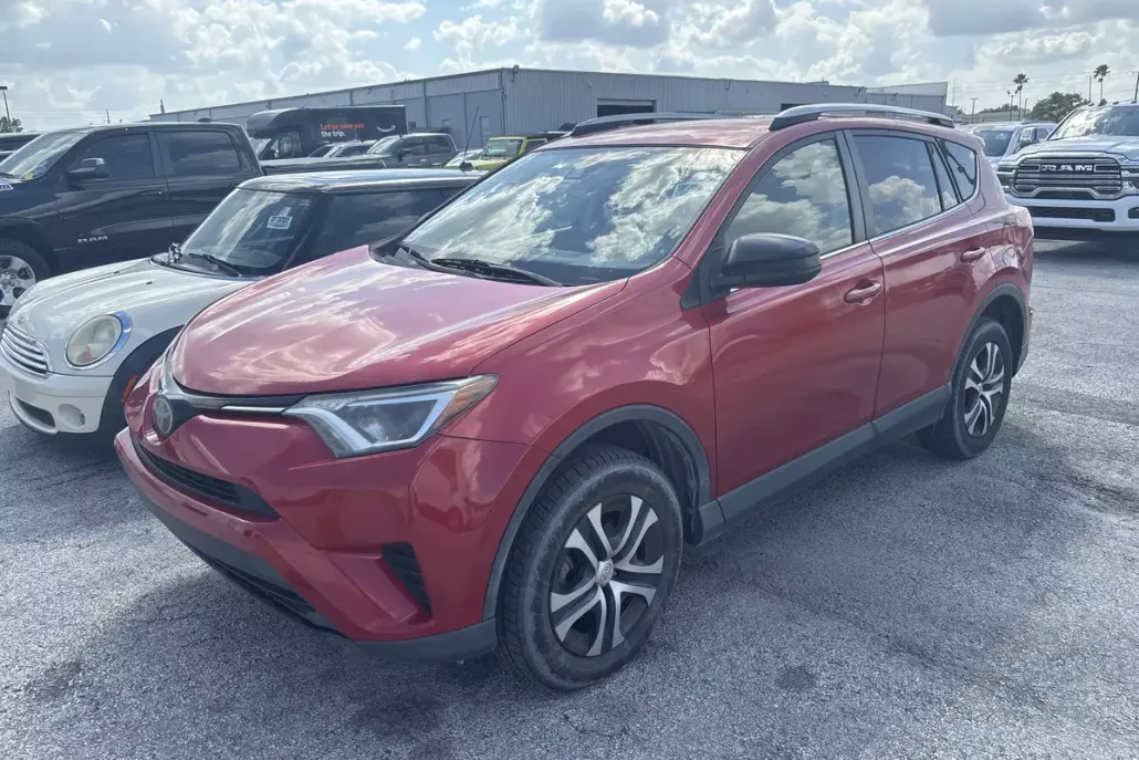 2017 Toyota RAV4 LE photo 1