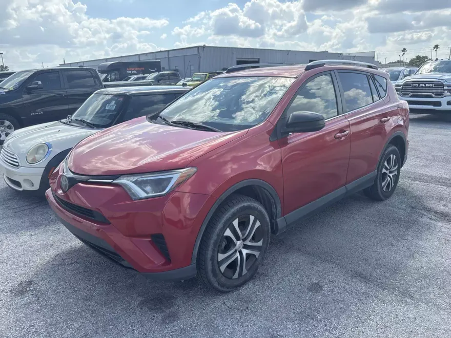 2017 Toyota RAV4 LE photo 1