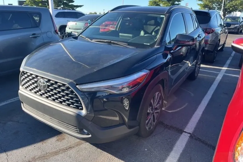 2023 Toyota Corolla Cross XLE photo 1