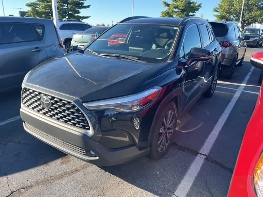2023 Toyota Corolla Cross XLE photo 1