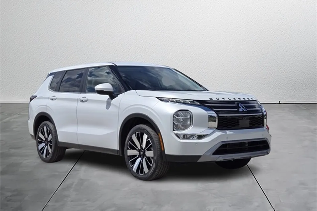 2025 Mitsubishi Outlander SE photo 1