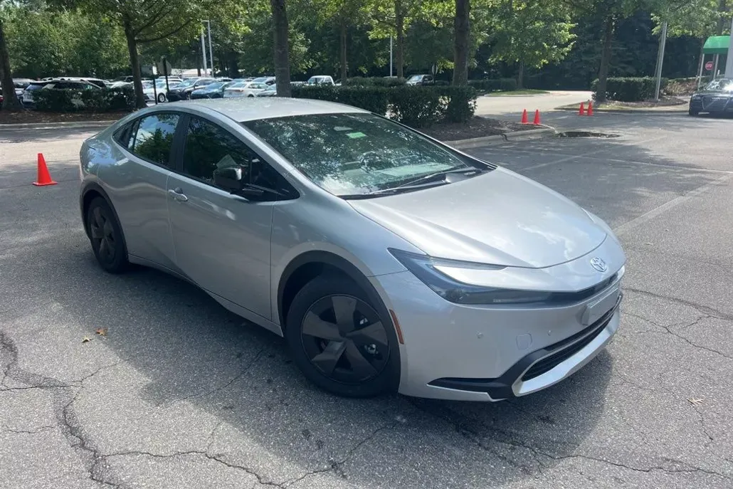 2026 Toyota Prius Plug-in Hybrid SE photo 1