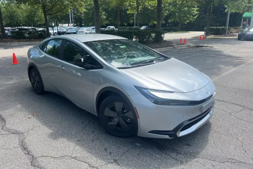2026 Toyota Prius Plug-in Hybrid SE photo 1