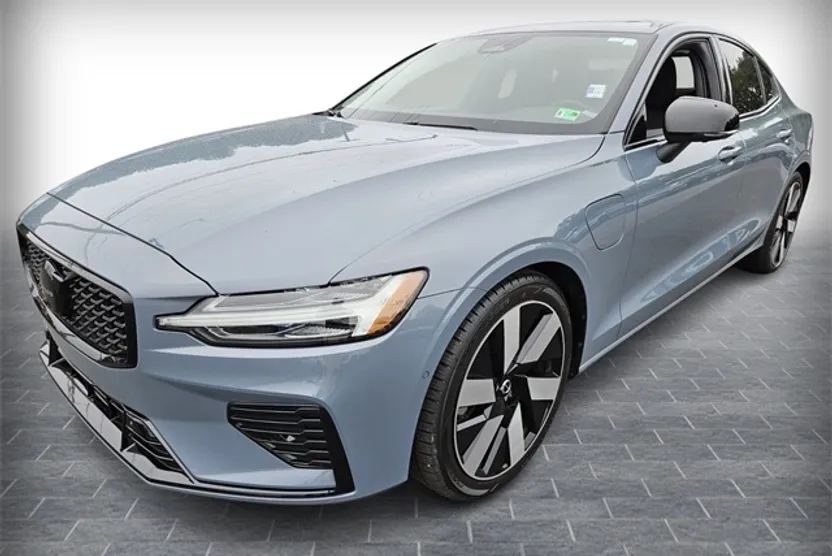2023 Volvo S60 Recharge T8 Plus photo 1