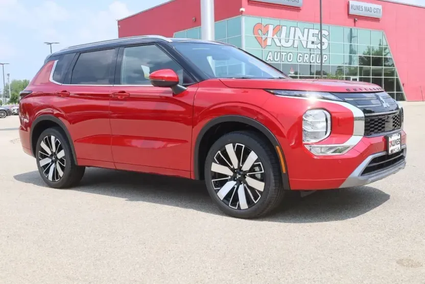 2025 Mitsubishi Outlander SEL photo 1