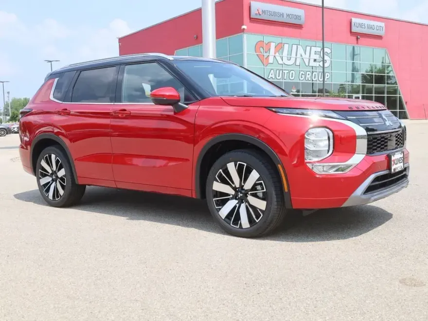 2025 Mitsubishi Outlander SEL photo 1