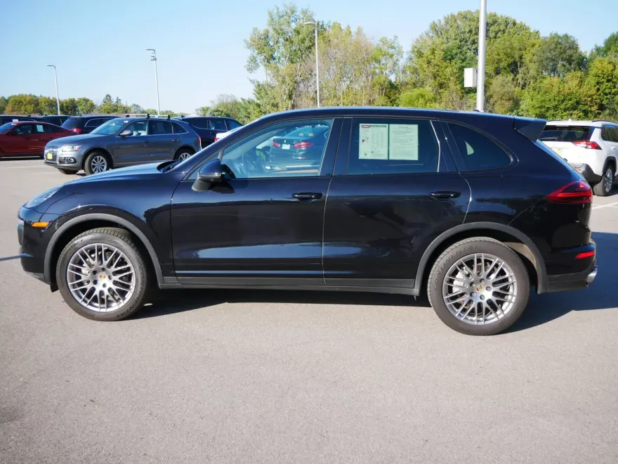 2016 Porsche Cayenne S photo 2