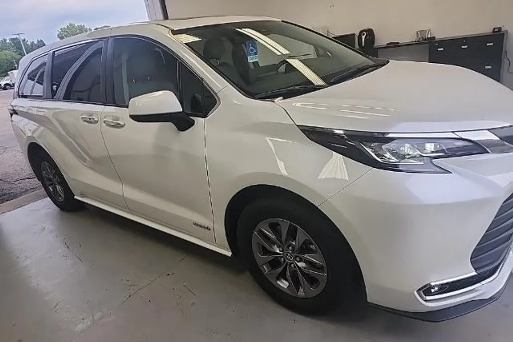 2021 Toyota Sienna XLE photo 1