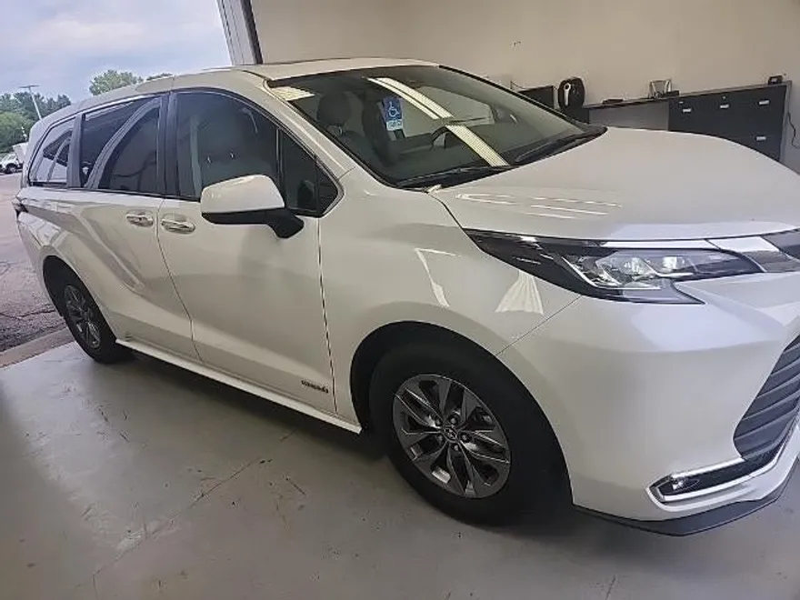 2021 Toyota Sienna XLE photo 1
