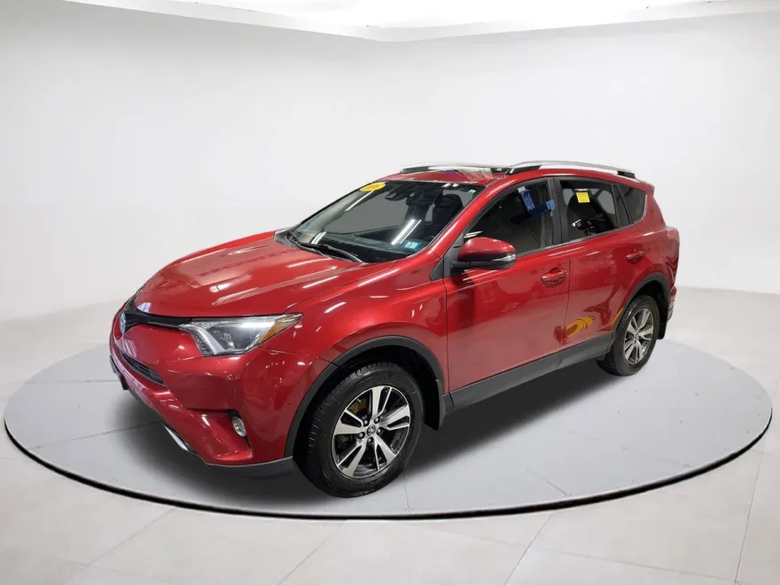 2016 Toyota RAV4 XLE photo 1