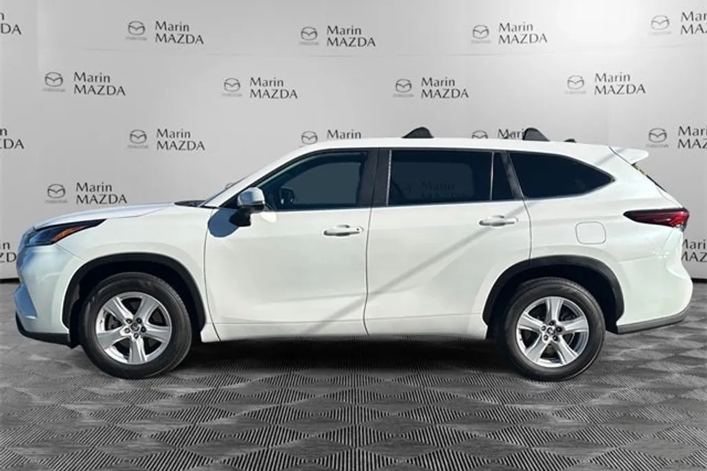 2023 Toyota Highlander L photo 1