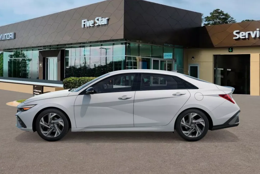 2025 Hyundai Elantra SEL Sport photo 1