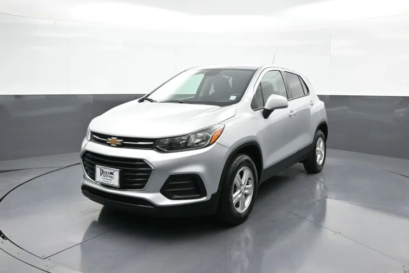 2022 Chevrolet Trax LS photo 1