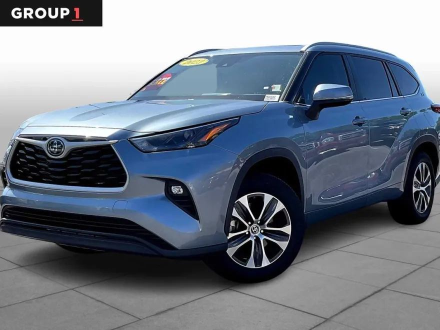 2023 Toyota Highlander XLE photo 1