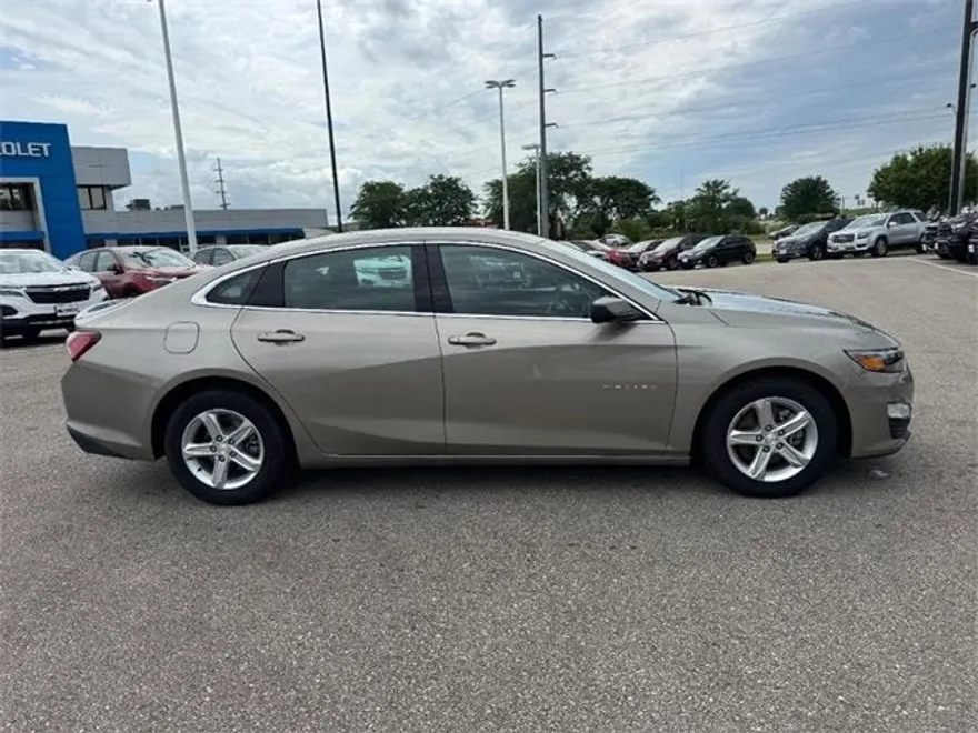 2022 Chevrolet Malibu 1LT photo 1