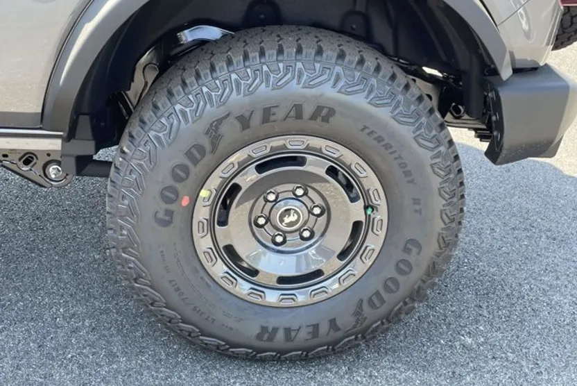 2025 Ford Bronco Base photo 1