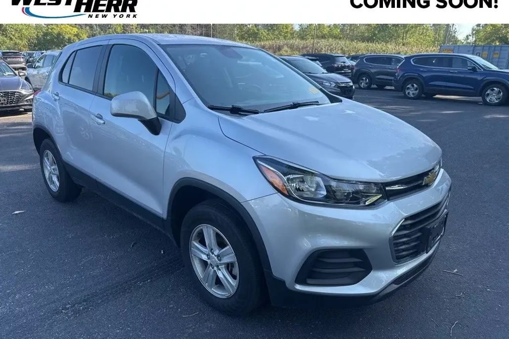 2022 Chevrolet Trax LS photo 1
