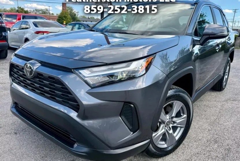 2022 Toyota RAV4 XLE photo 1