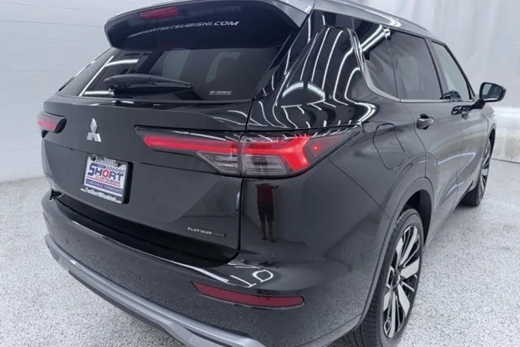2025 Mitsubishi Outlander SEL photo 1