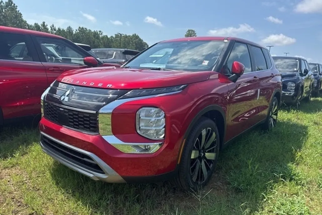 2025 Mitsubishi Outlander SE photo 1