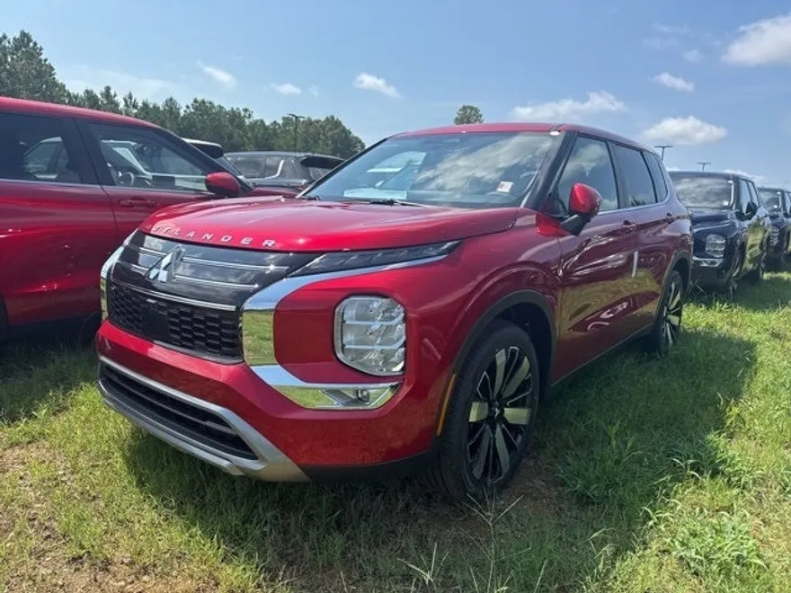 2025 Mitsubishi Outlander SE photo 1